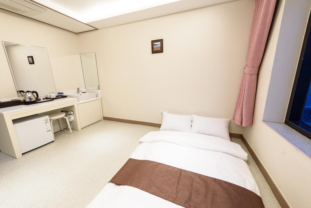 Rezion Hotel Сеогвипо Екстериор снимка